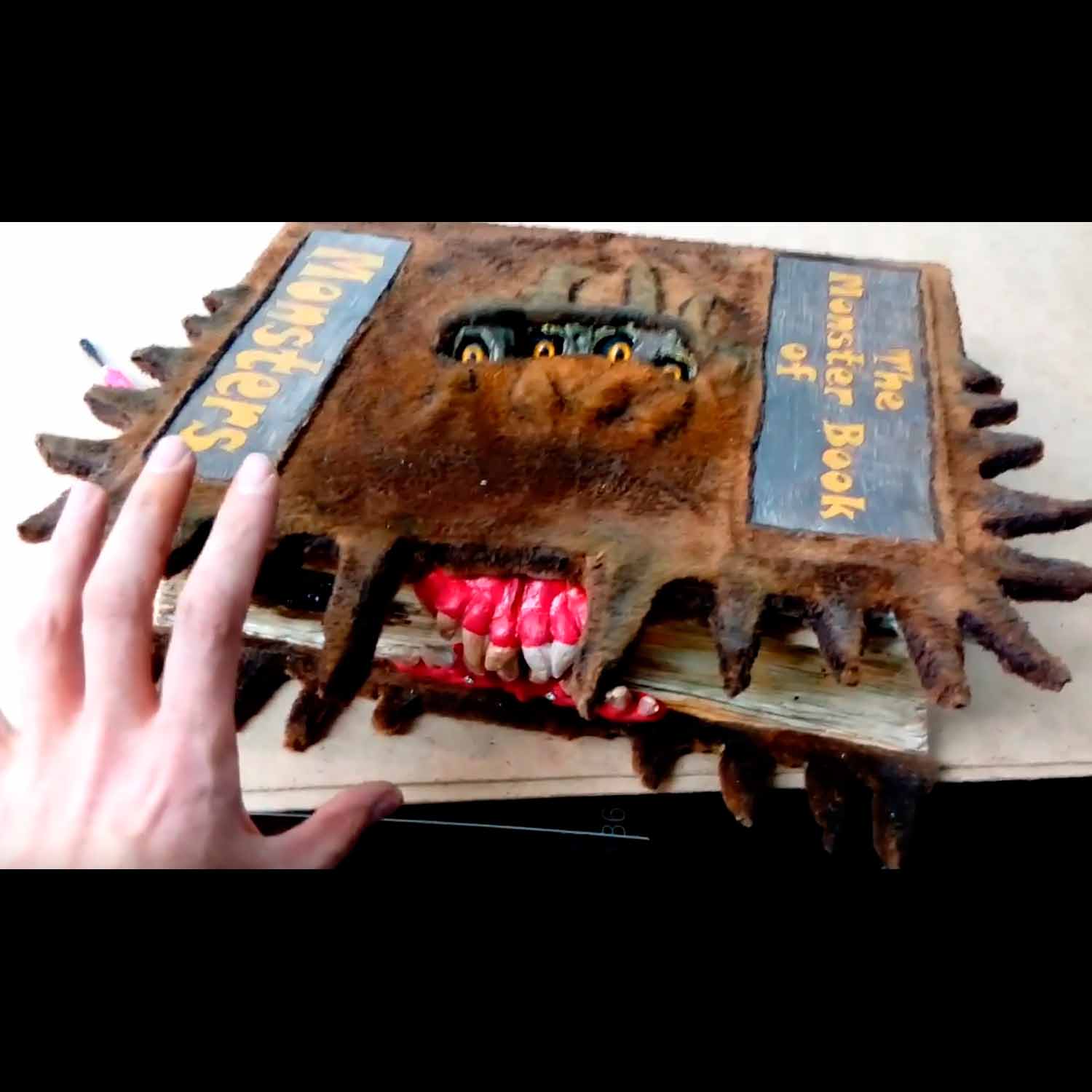 Робот книга о монстрах по мотивам Гарри Поттера 