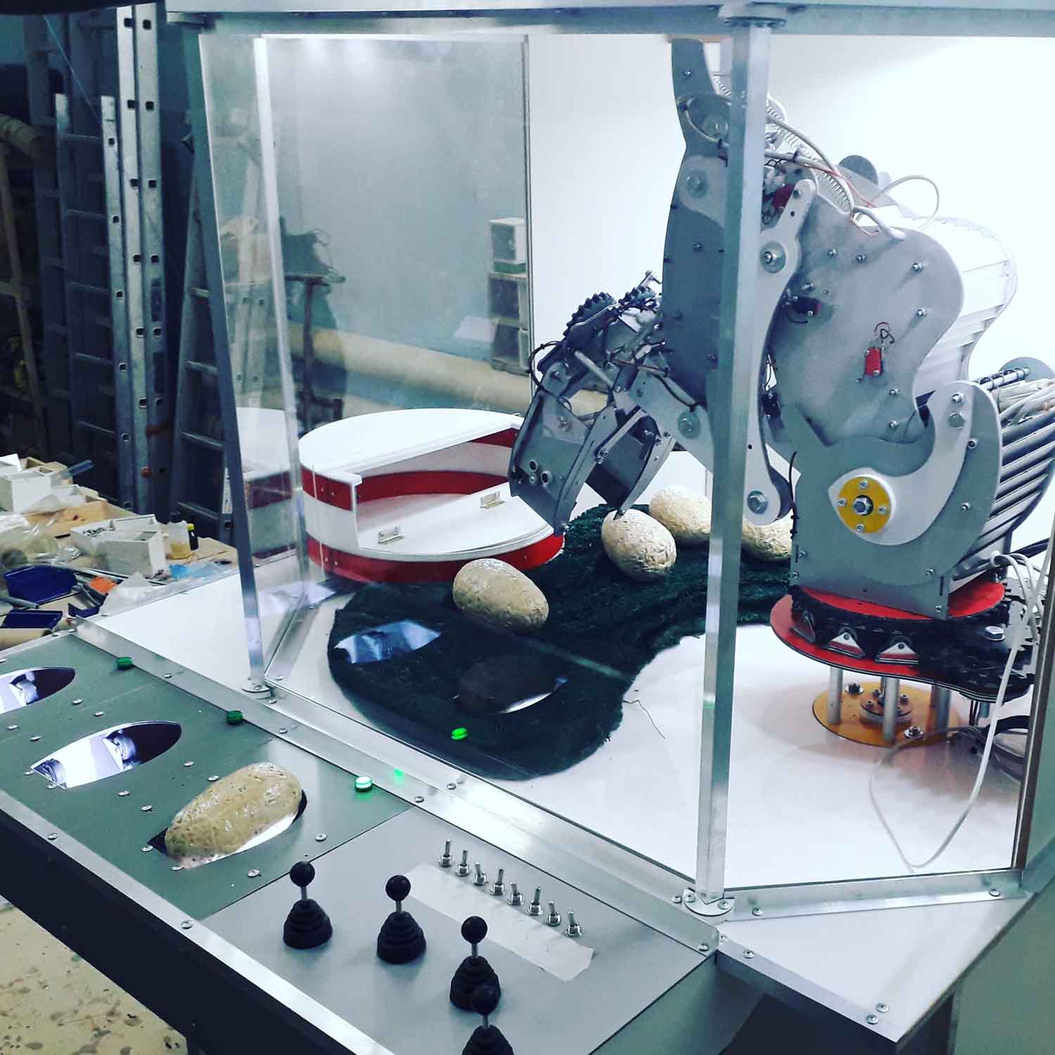 Робот для научного шоу выставки