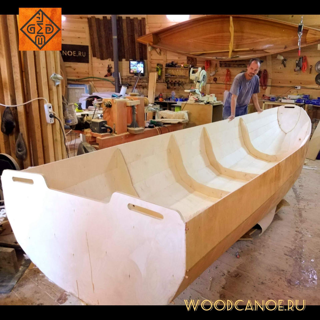 Сборка корпуса большой деревянной лодки