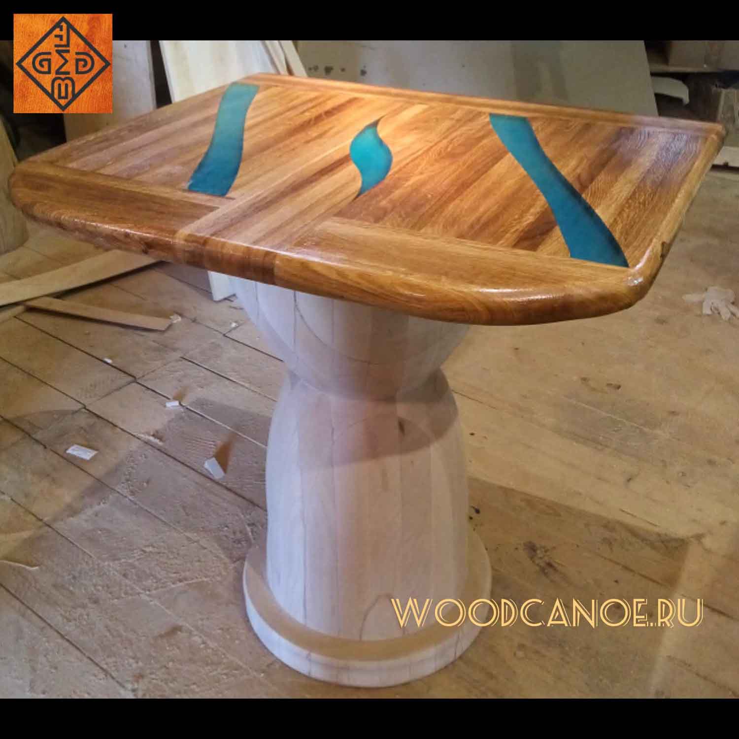 Деревянный стол с заливкой эпоксидкой
