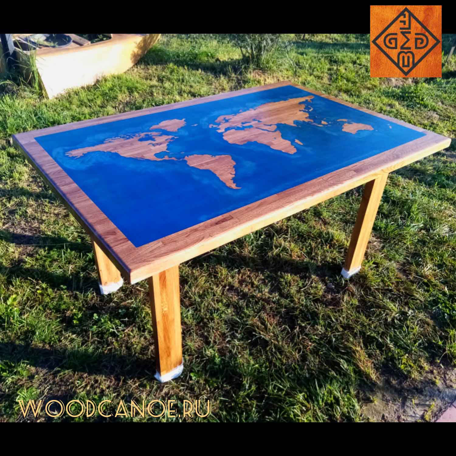 Дубовый стол на заказ с картой Мира