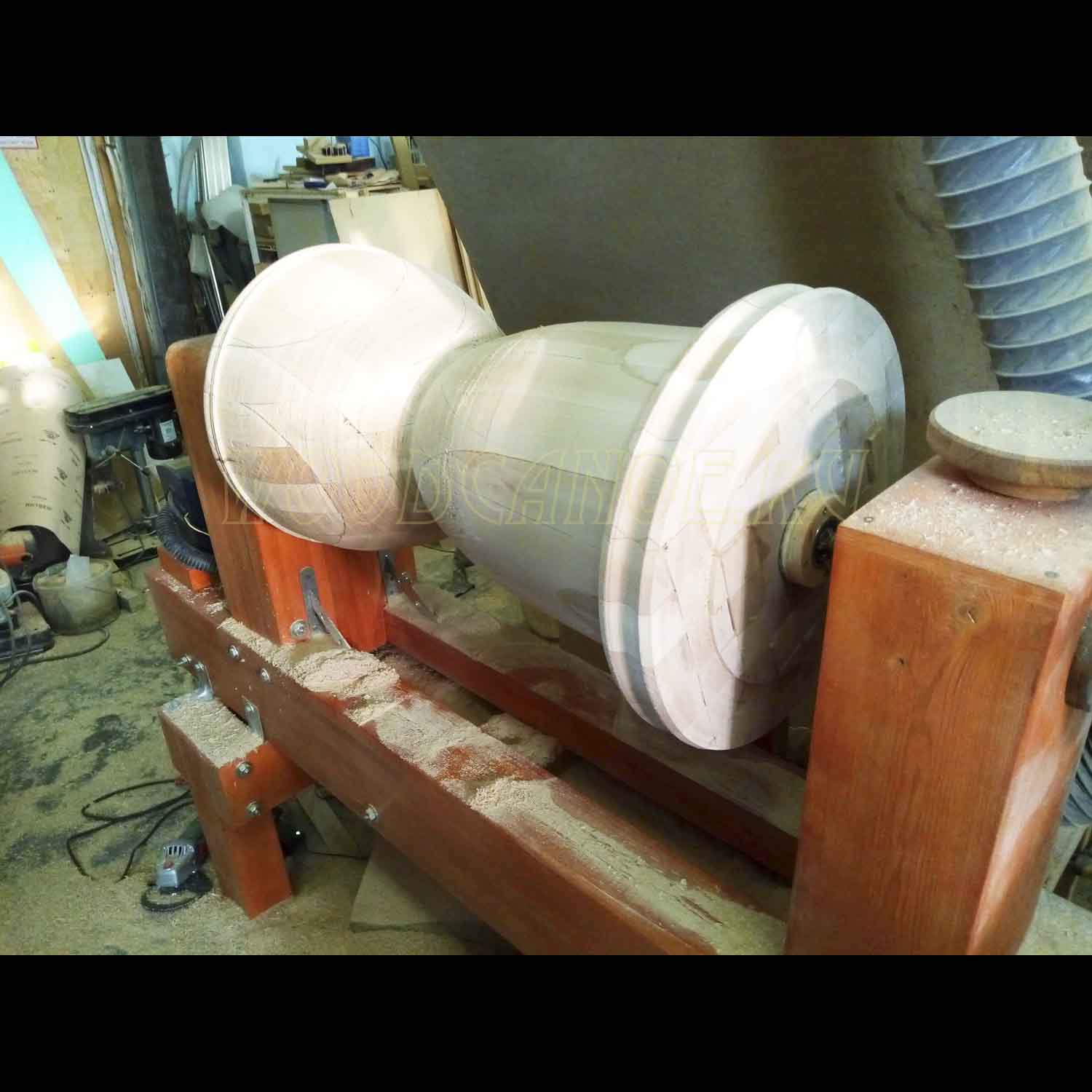Точение огромных колонн ножек из дерева 
